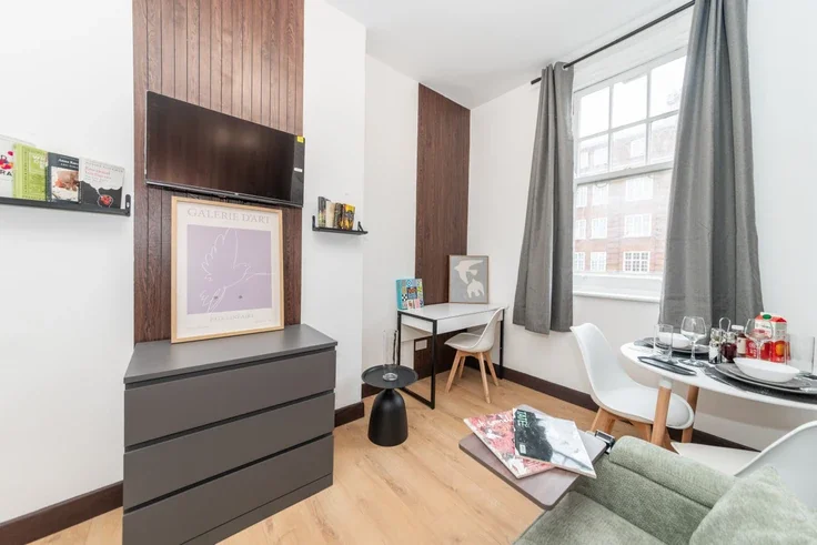 Flat Kensington High Street in Greater London