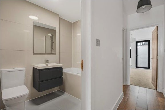 Flat Copenhagen Place in Greater London