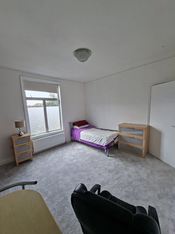 Room Brackenbury Road in Greater London
