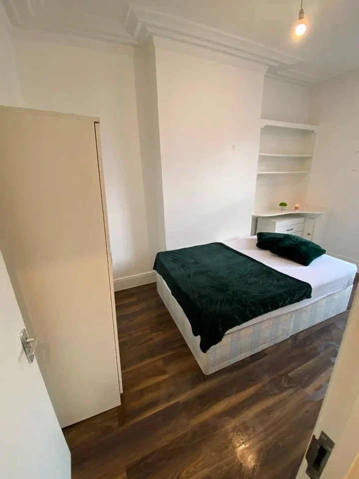 Room Chamberlayne Road in Greater London