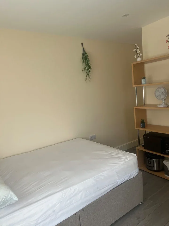Room Russet Close in Borough of Spelthorne