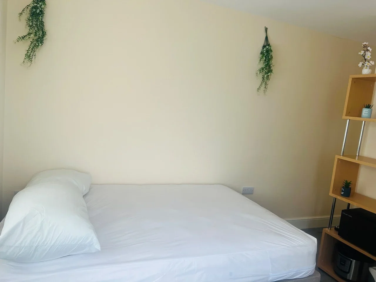 Room Russet Close in Borough of Spelthorne