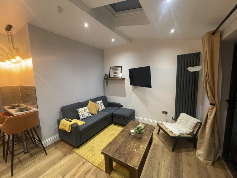 Room Como Road in Greater London