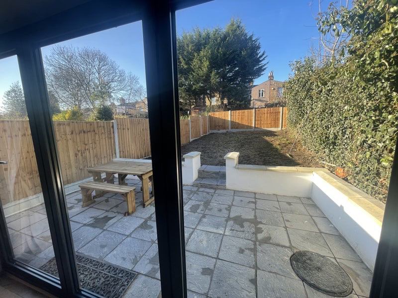 Room Como Road in Greater London