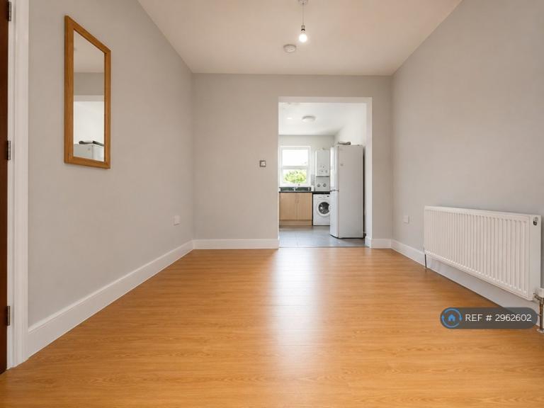 Flat Greenford Road in Greater London
