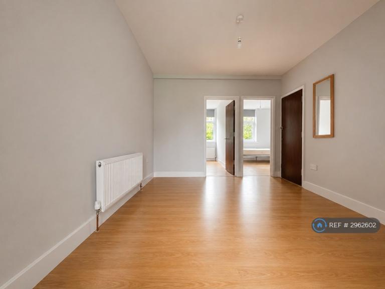 Flat Greenford Road in Greater London