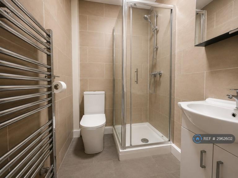 Flat Greenford Road in Greater London