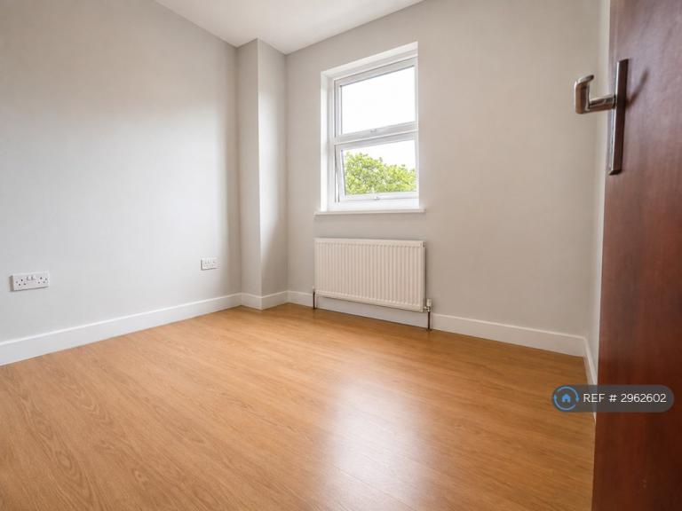 Flat Greenford Road in Greater London