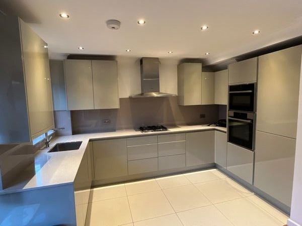 Room Mills Grove in Greater London