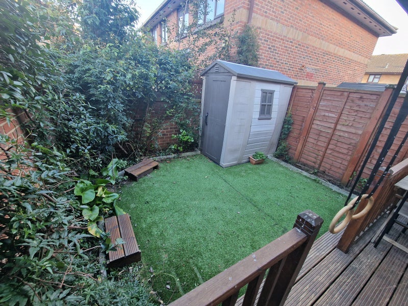Room Mills Grove in Greater London