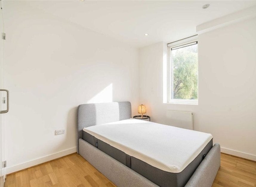 Flat Crondall Street in Greater London