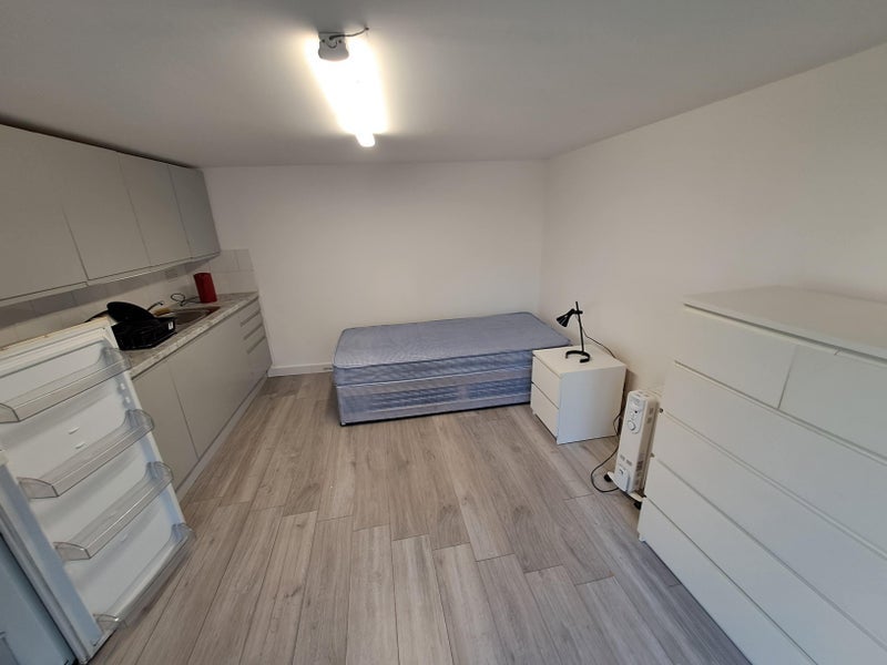 Room Iveson Rise in Leeds
