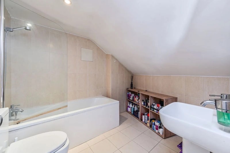 Room Queenstown Road in Greater London