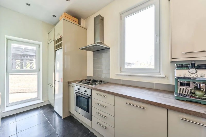 Room Queenstown Road in Greater London