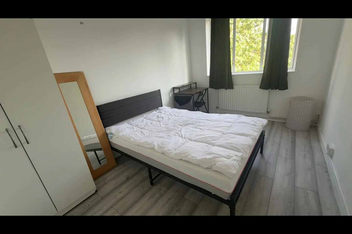 Room Stepney Way in Greater London