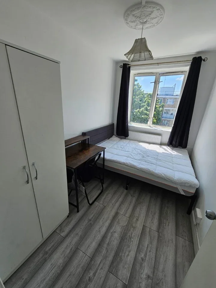 Room Stepney Way in Greater London