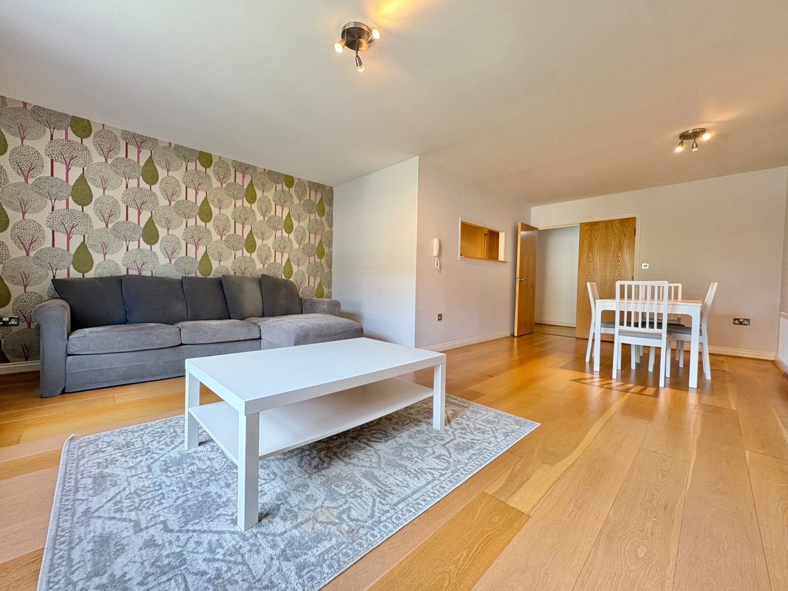 Flat Carisbrooke Road in Leeds