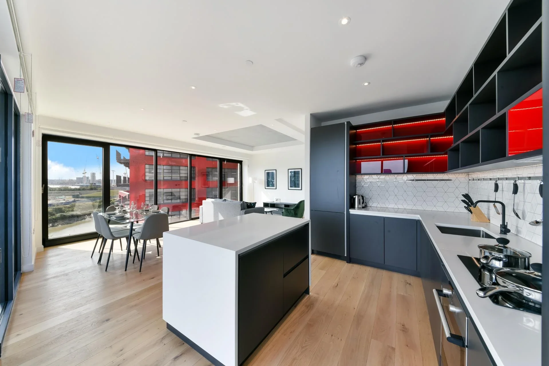 Flat City Island Way in Greater London