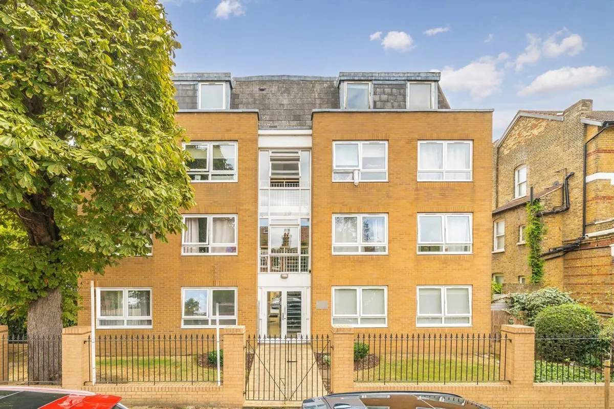 Flat Acacia Road in Greater London