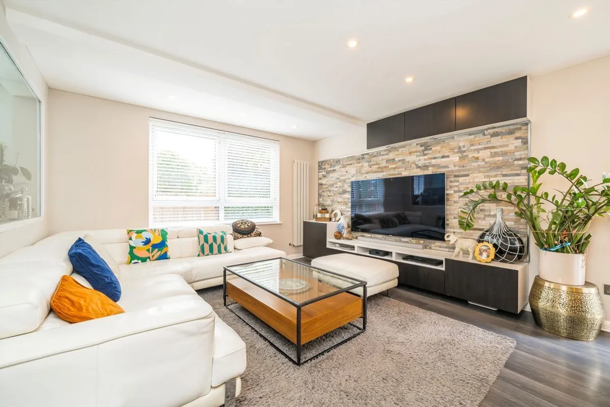 Flat Acacia Road in Greater London