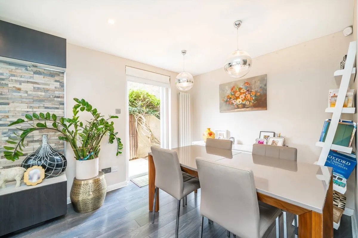 Flat Acacia Road in Greater London