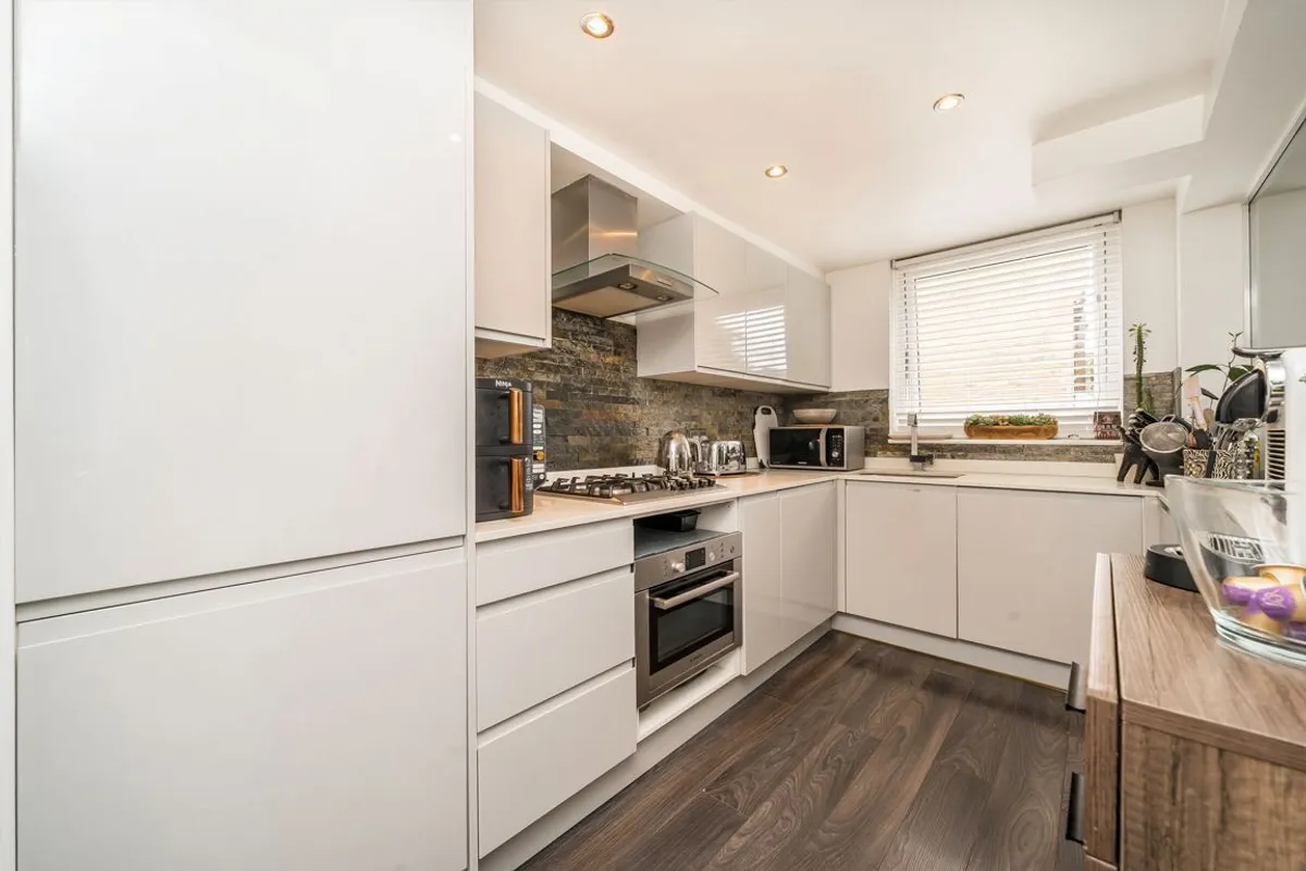 Flat Acacia Road in Greater London