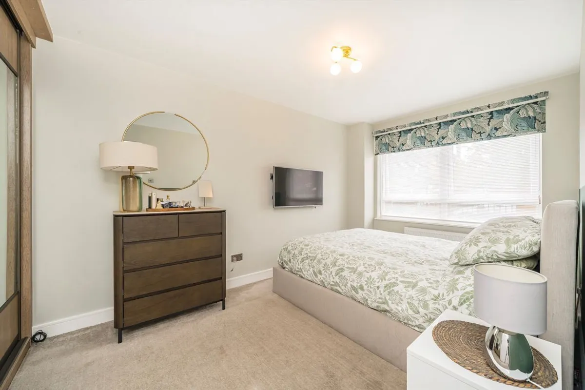 Flat Acacia Road in Greater London