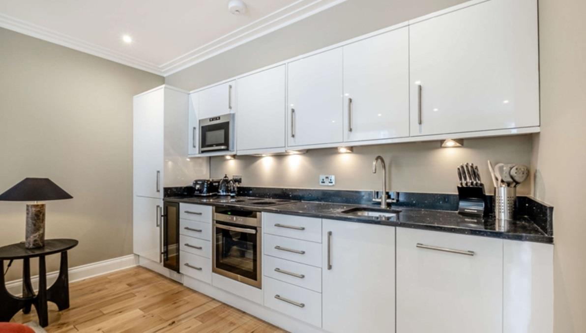 Flat Grosvenor Hill in City of Westminster