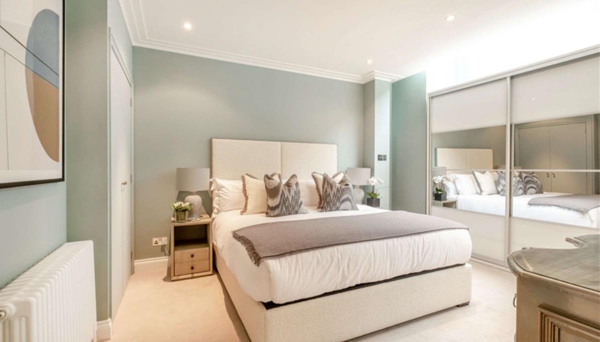 Flat Grosvenor Hill in City of Westminster