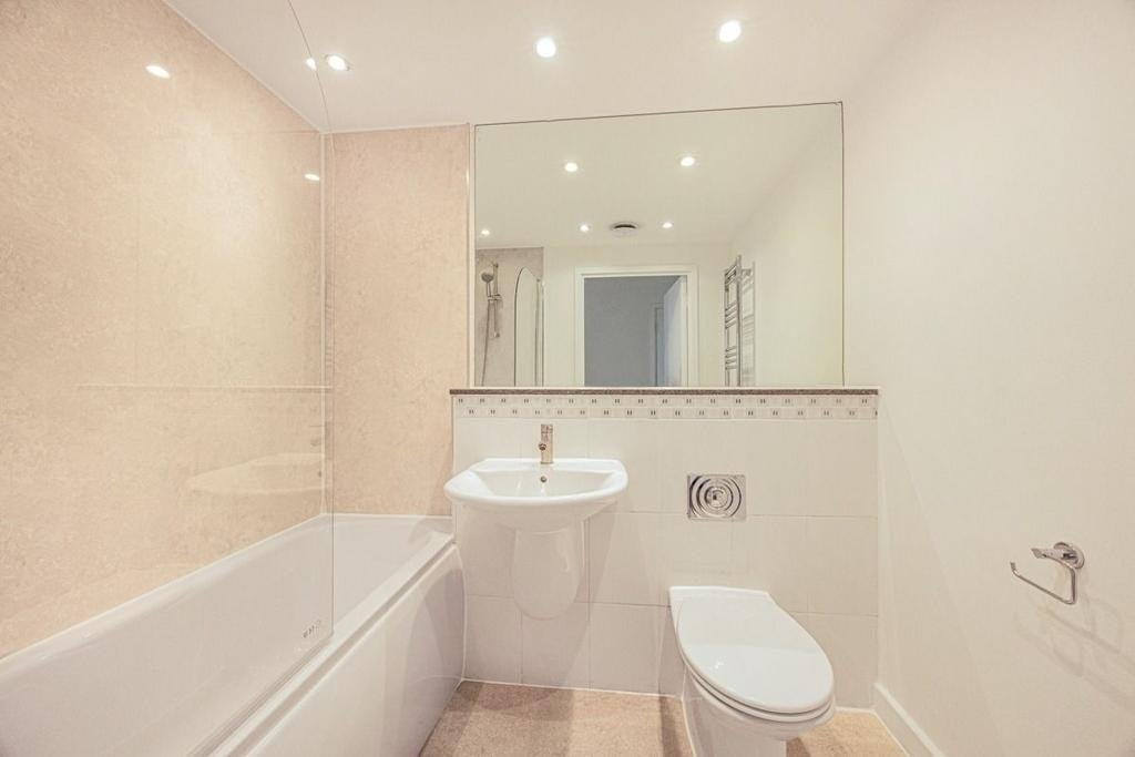 Flat Warton Road in Greater London