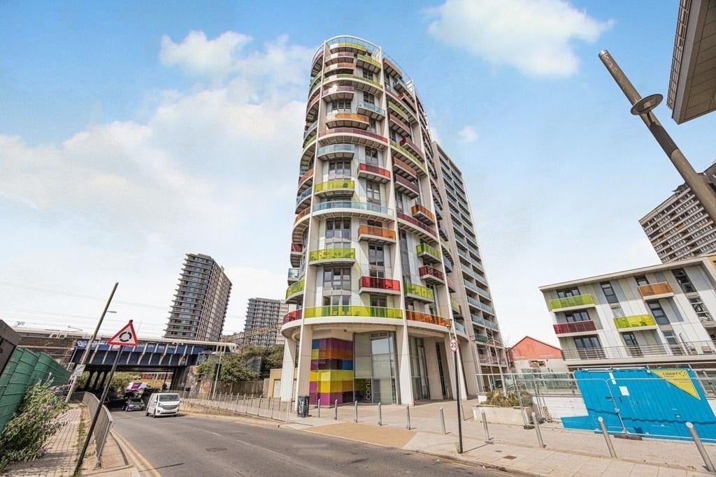 Flat Warton Road in Greater London