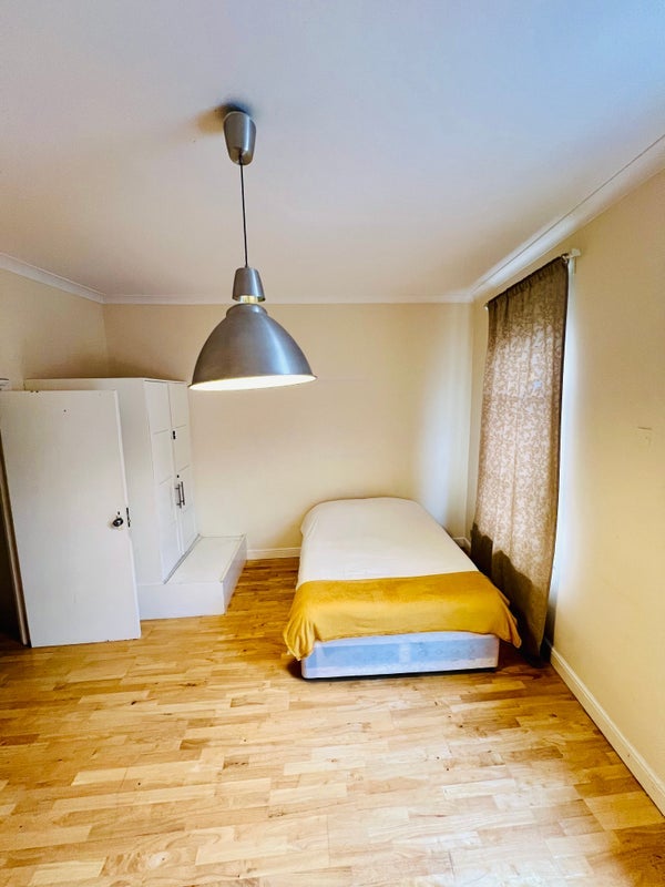Room Willesden Lane in Greater London