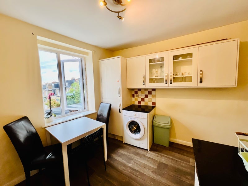 Room Willesden Lane in Greater London