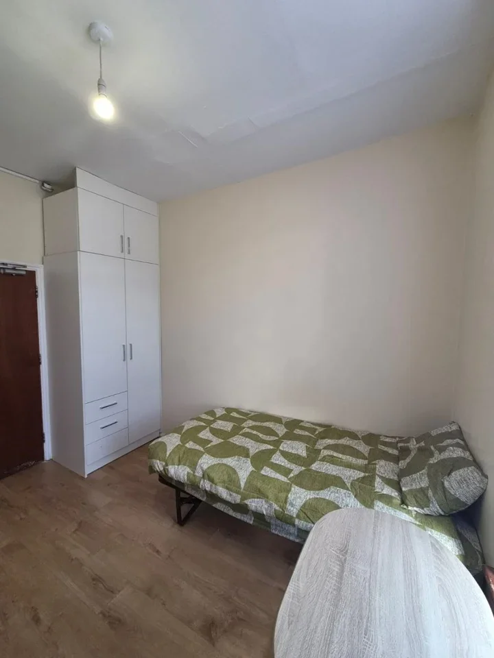 Room Belmont Road in Greater London