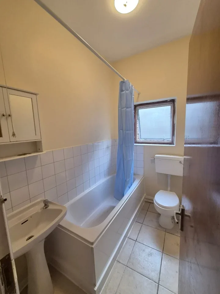 Room Belmont Road in Greater London