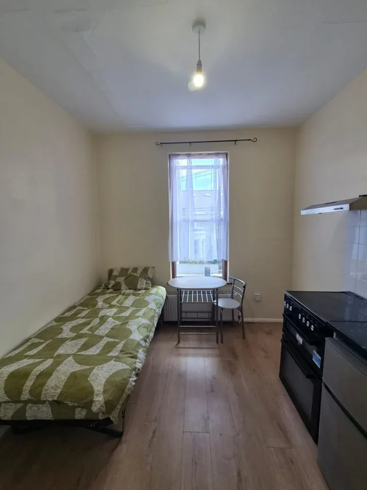 Room Belmont Road in Greater London