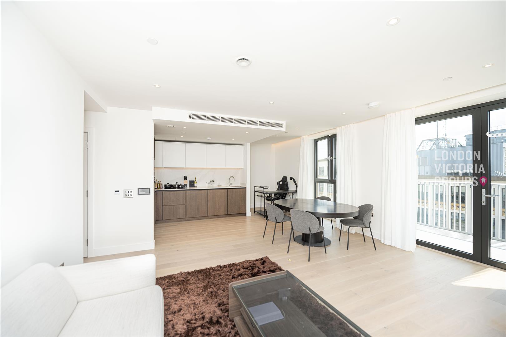 Flat Nesbitt Square in London