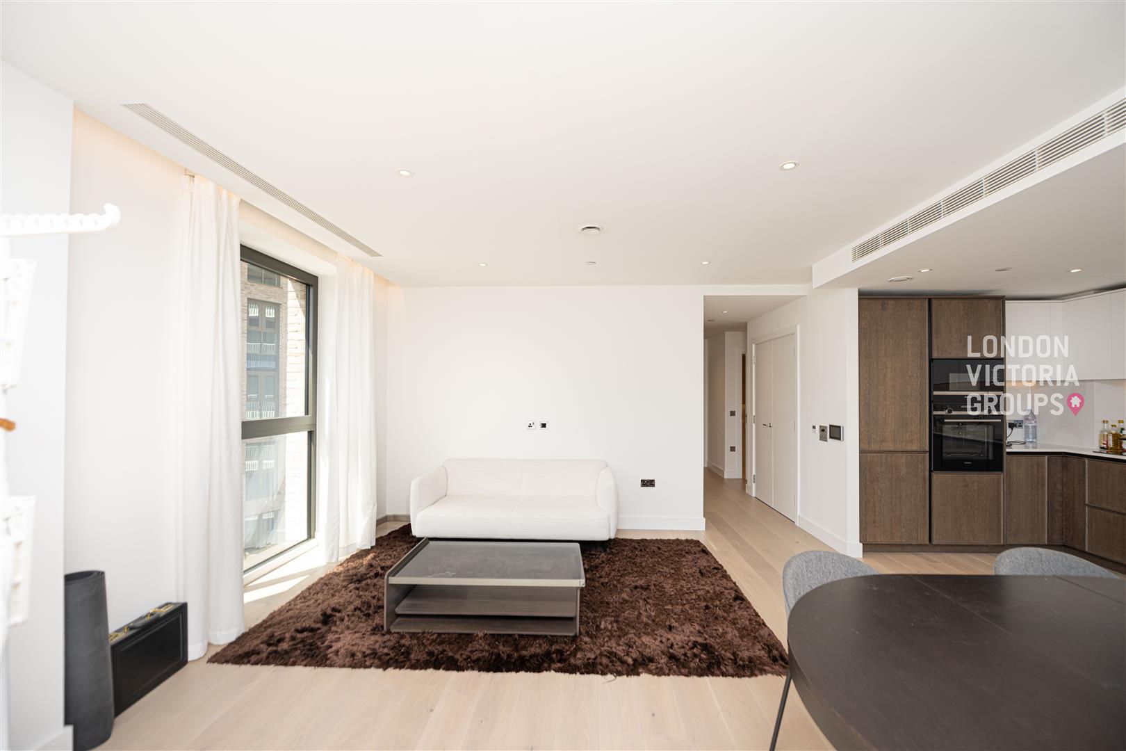 Flat Nesbitt Square in London