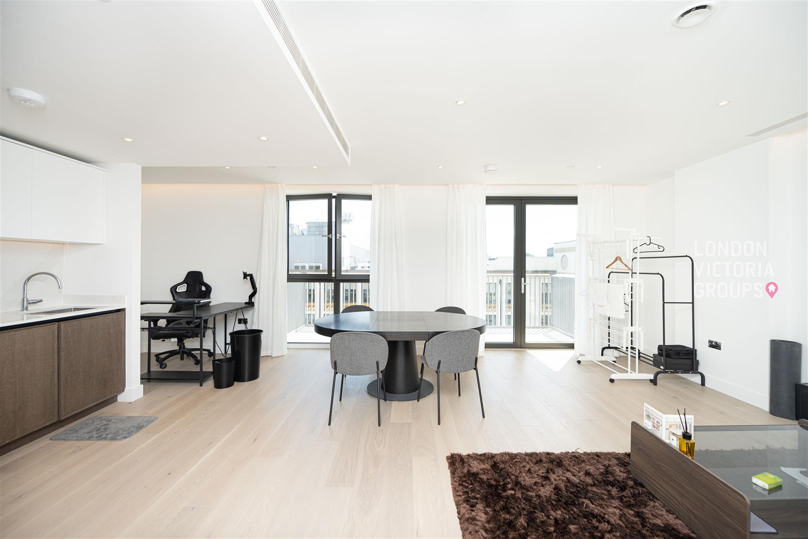 Flat Nesbitt Square in London