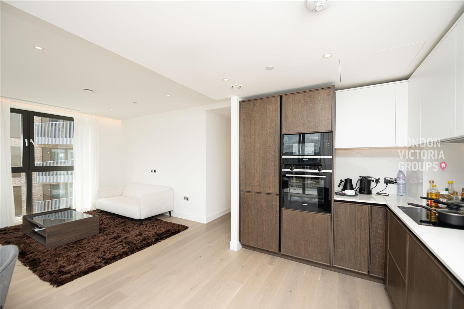 Flat Nesbitt Square in London