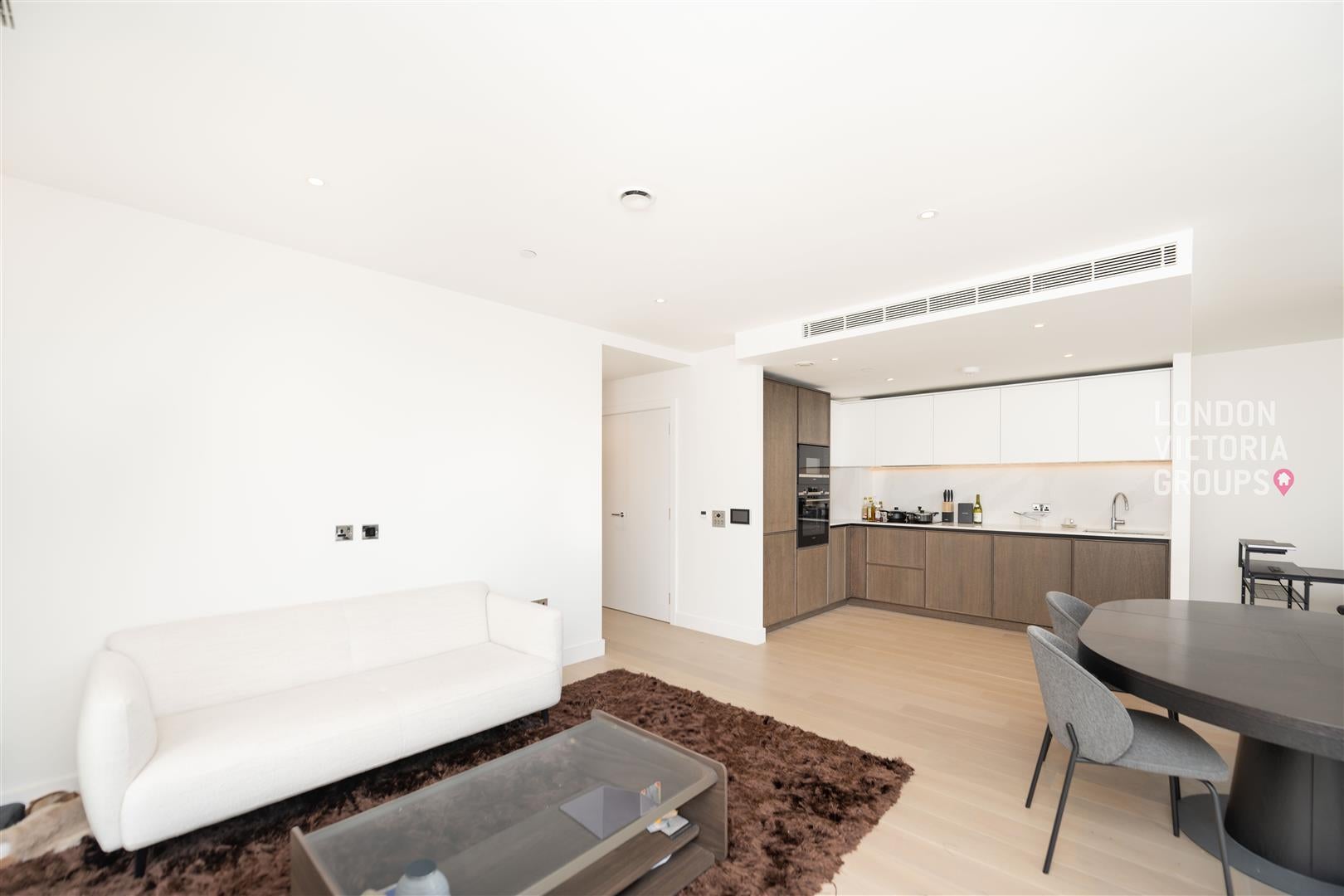 Flat Nesbitt Square in London
