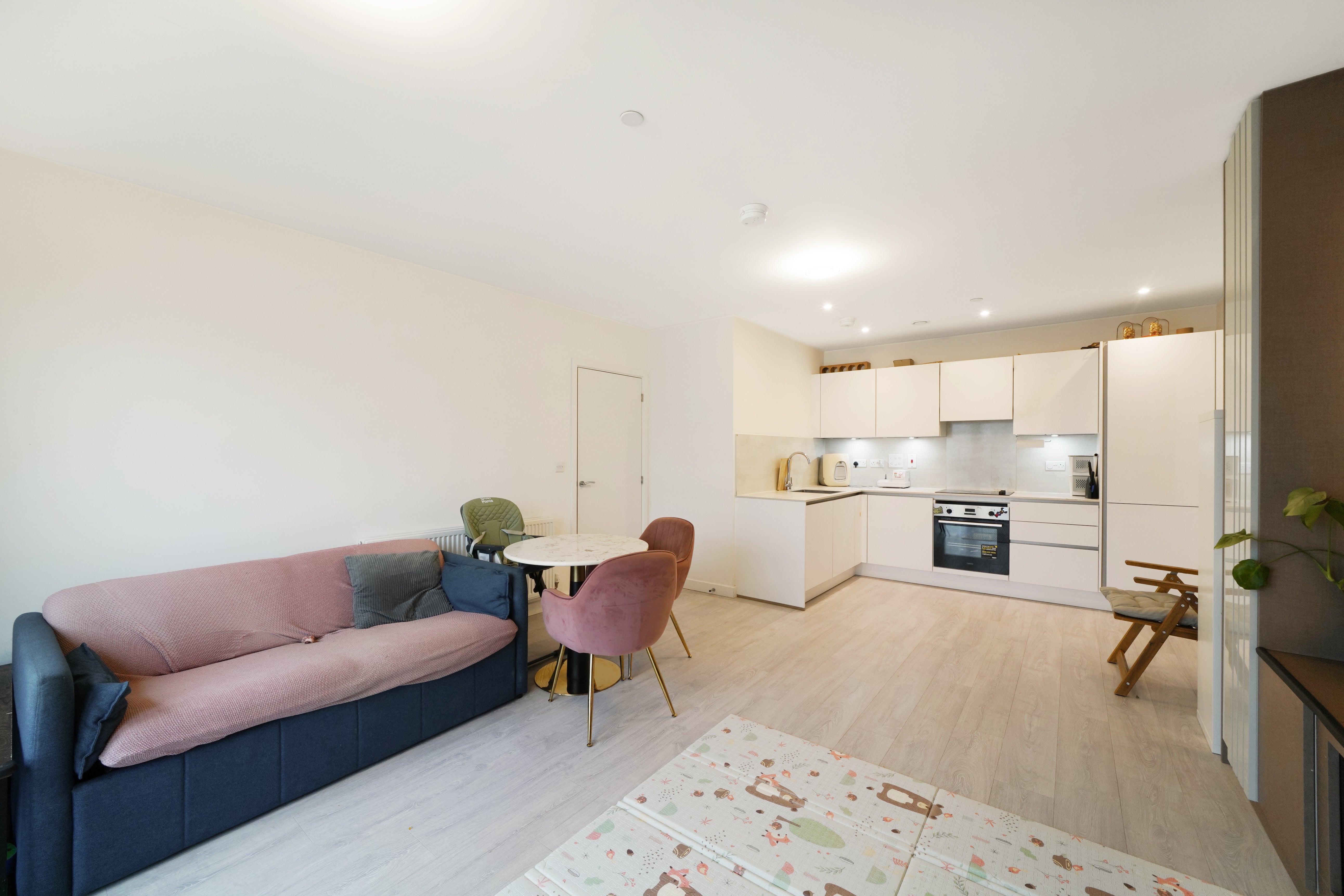 Flat Cranton Avenue in Greater London