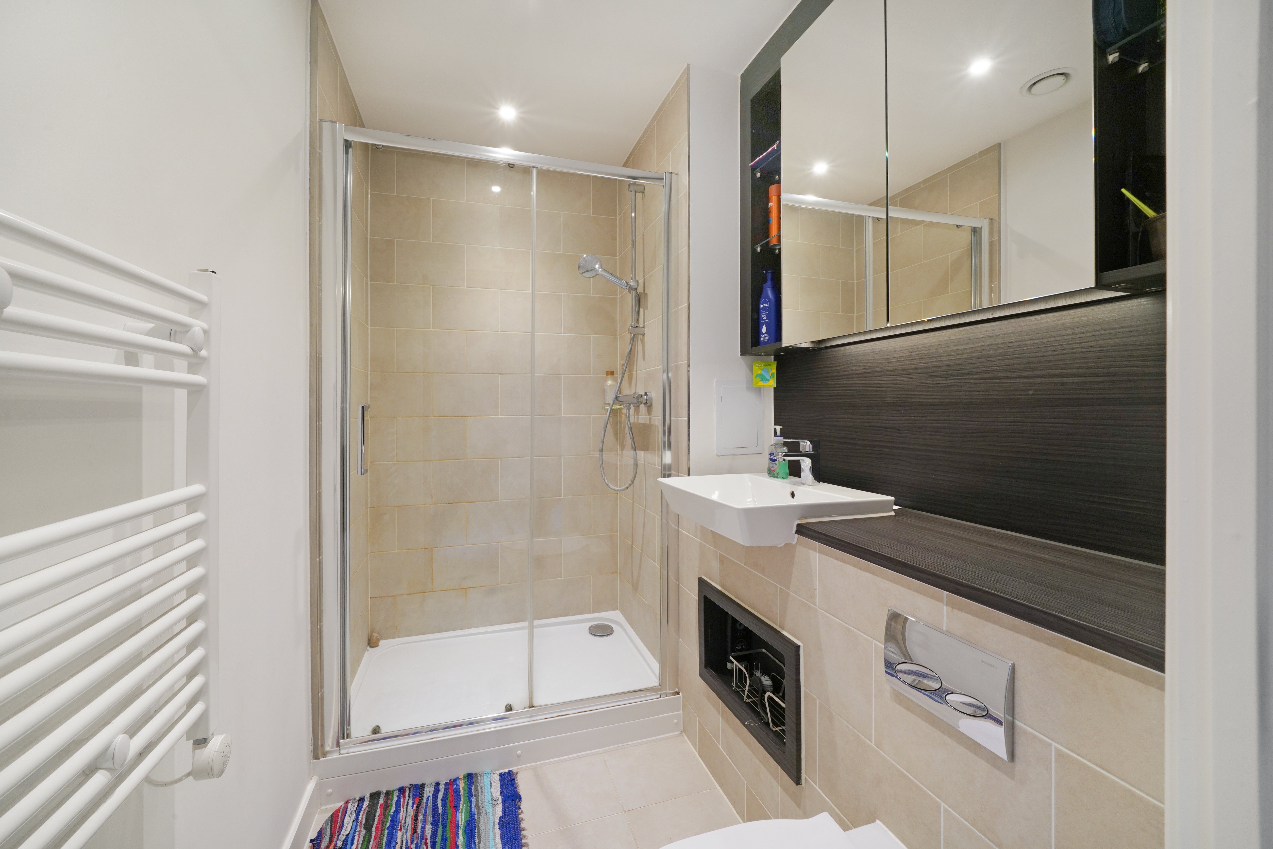 Flat Cranton Avenue in Greater London