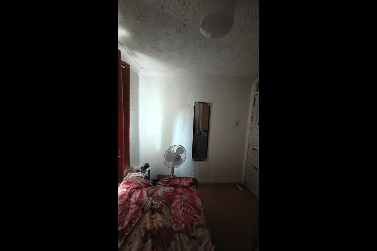 Room Cross Road in Greater London