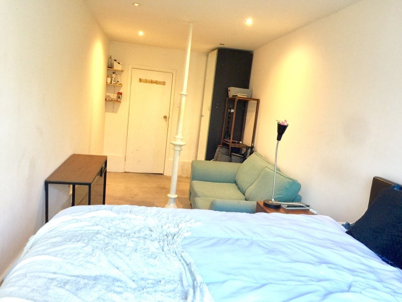 Room Tollington Way in Greater London