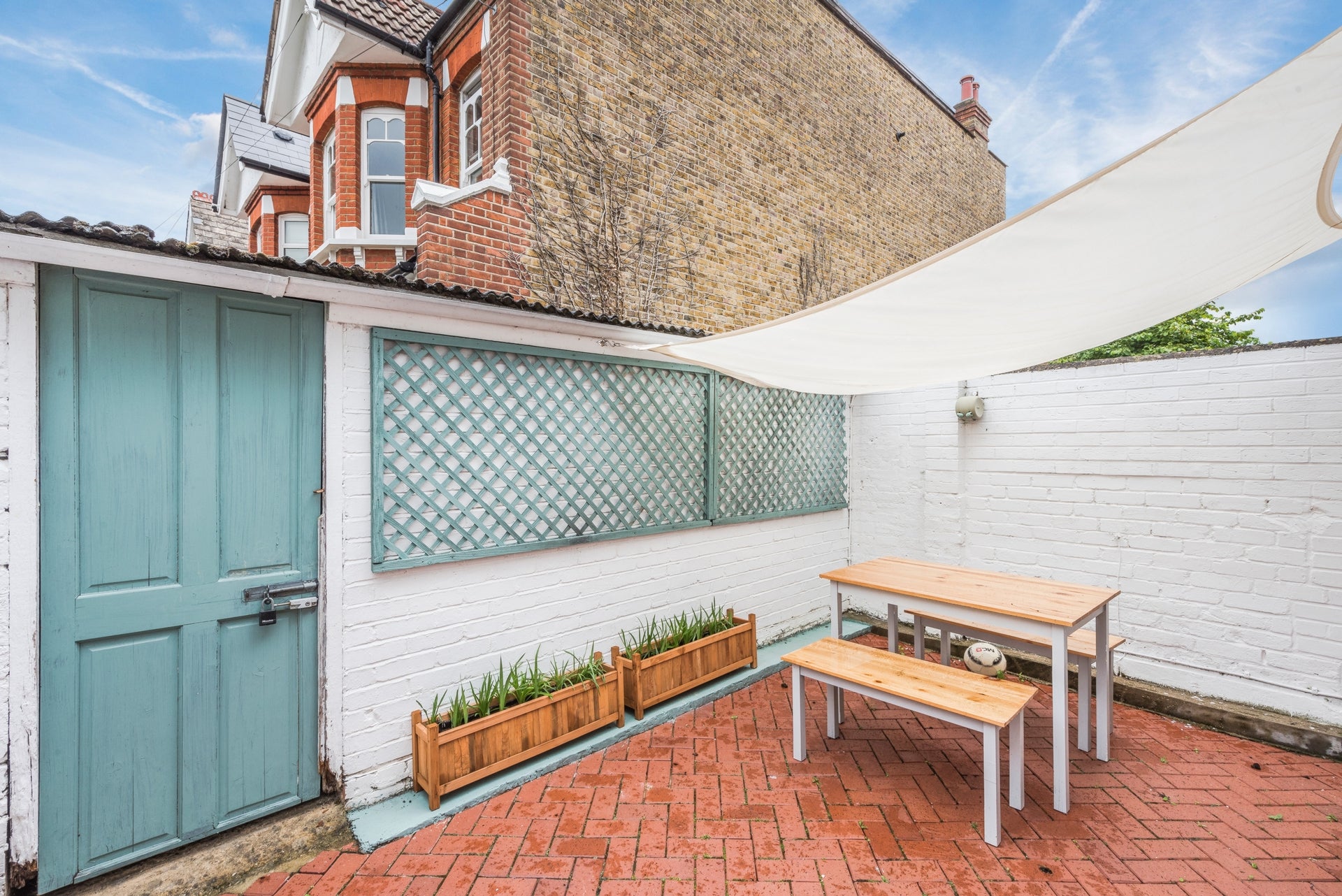 Flat Engadine Street in Greater London