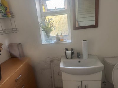 Room Merton Road North in Reading