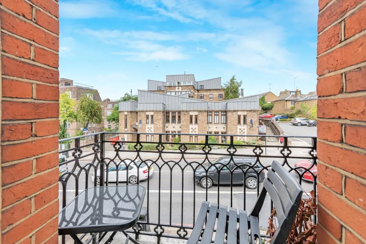 Flat East Hill in Greater London