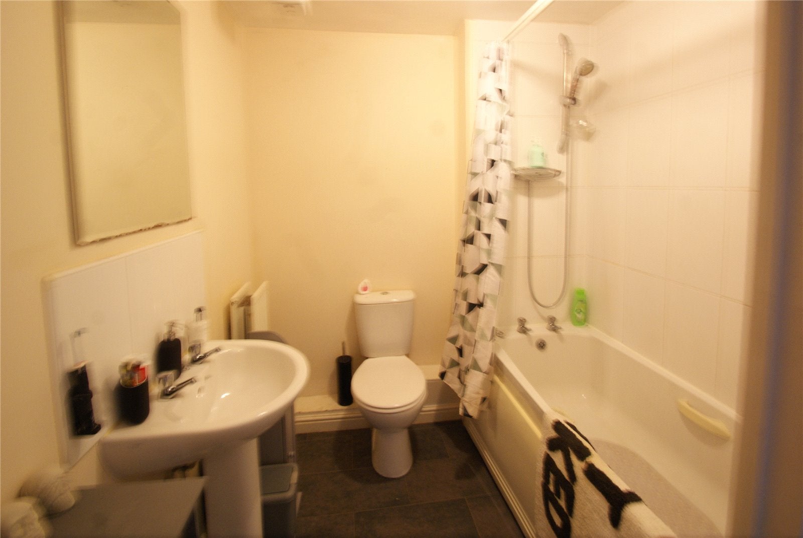 Flat Hedgers Close in Bristol