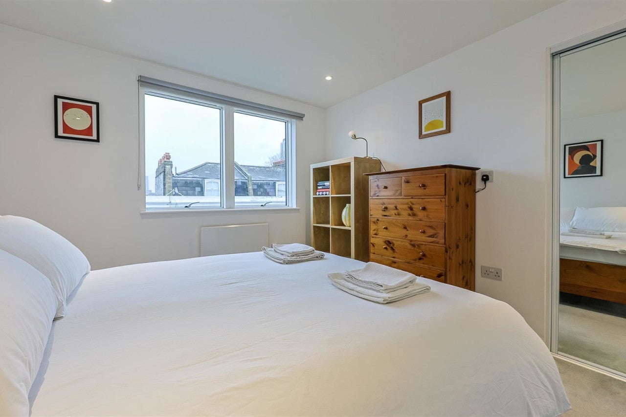 Flat Bellefields Road in Greater London